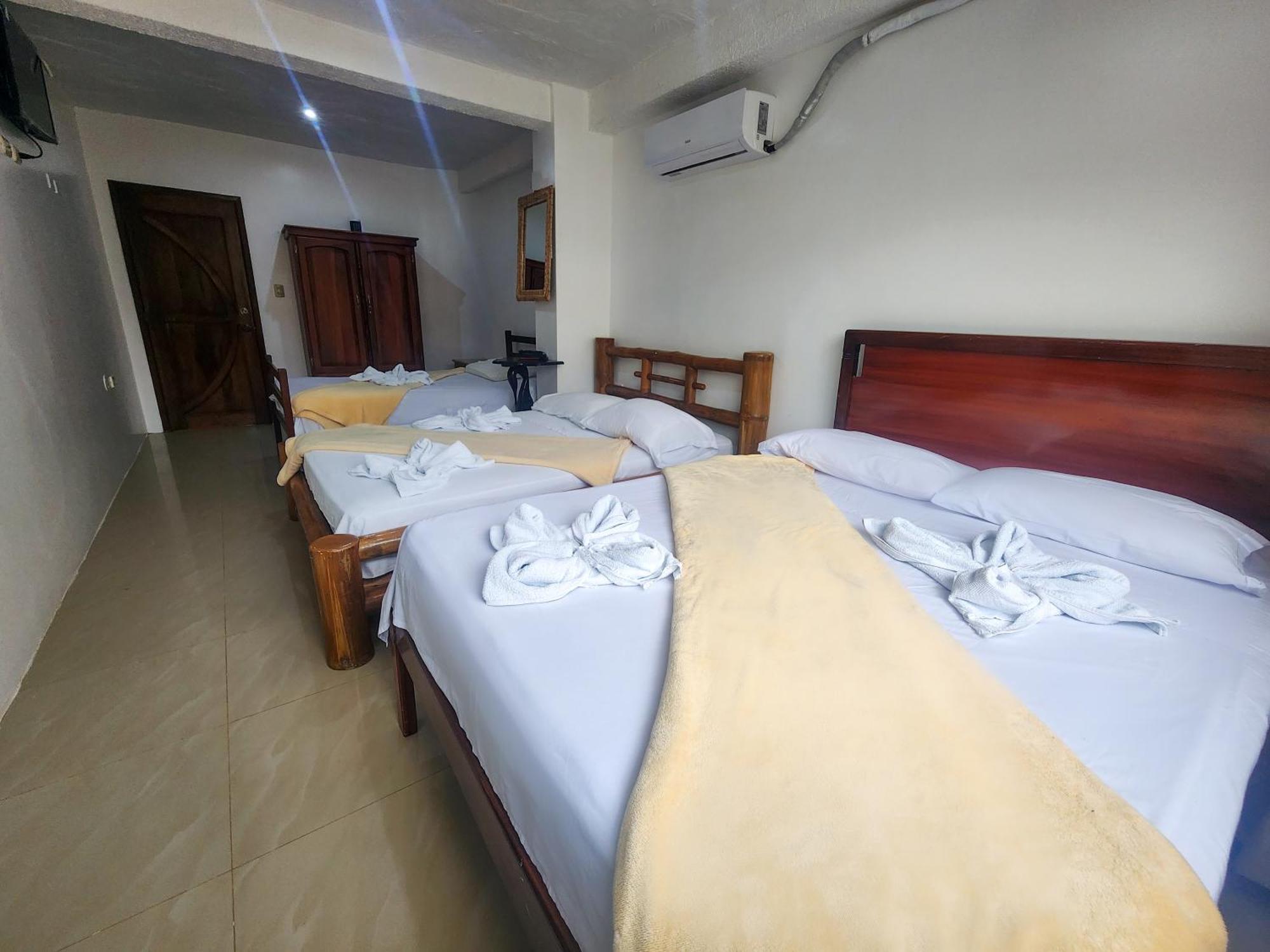 Hostal Poseidon Puerto Cayo Exterior photo